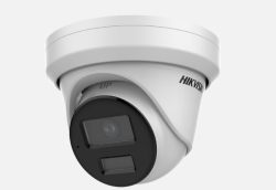 Eine weiße Überwachungskamera von Hikvision in runder Form mit einem zentralen Objektiv und zwei rechteckigen Sensoren darunter.