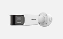 Weiße Sicherheitskamera von Hikvision mit schwarzem Frontbereich und zwei kleinen Lampen unterhalb des Objektivs, montiert an einer Halterung.