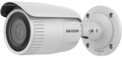 Weiße Überwachungskamera von Hikvision, montiert an einer Wandhalterung.