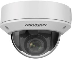 Weiße Dome-Kamera mit der Aufschrift 'HIKVISION', die ein abgerundetes, durchsichtiges Gehäuse mit sichtbarem Kameraobjektiv hat.