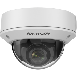 Überwachungskamera von Hikvision in einer weißen Kuppelabdeckung mit sichtbarem Kameraobjektiv.