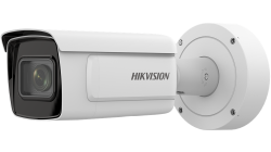 Weiße Hikvision Überwachungskamera im zylindrischen Design, zur Wandmontage geeignet.