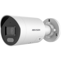 Weiße zylindrische Überwachungskamera der Marke Hikvision mit schwarzer Frontplatte und Wandhalterung.