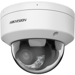 Überwachungskamera von Hikvision in einer weißen Kuppelhalterung mit Sicht auf das Objektiv und die LED-Anzeigen.