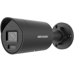 Eine schwarze Überwachungskamera von Hikvision mit zylindrischem Gehäuse und Wandhalterung.