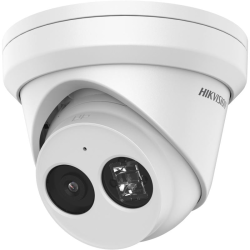 Weiße Dome-Überwachungskamera der Marke Hikvision, mit einer Linse und infraroten LED-Lichtern, montiert an einer weißen Deckenhalterung.