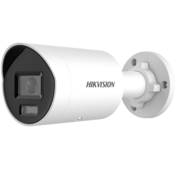 Weiße Hikvision Überwachungskamera in zylindrischer Form mit Schwenkarm zur Befestigung an der Wand.