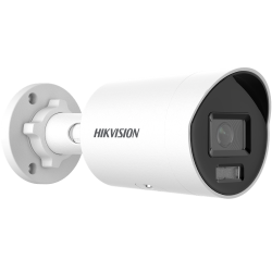 Eine weiße Überwachungskamera der Marke Hikvision mit zylindrischem Gehäuse und schwarzer Frontansicht, an einer Wandhalterung montiert.