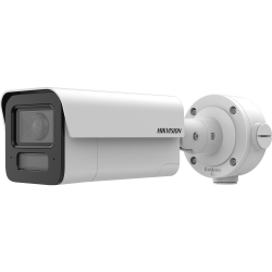 Eine weiße Sicherheitskamera von Hikvision mit rechteckigem Gehäuse und Wandhalterung.