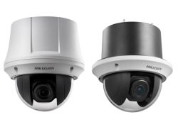 Zwei Hikvision Überwachungskameras mit kuppelartigem Gehäuse, eine in weiß und eine in schwarz.
