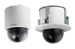 Zwei weiße Überwachungskameras von Hikvision, eine zur Wandmontage und eine zur Deckenmontage, mit transparenten Kuppeln und sichtbar eingebauten Kameralinsen.
