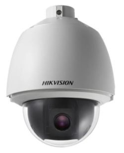 Kuppelförmige Überwachungskamera der Marke Hikvision mit klarer Abdeckung und sichtbarem Objektiv.