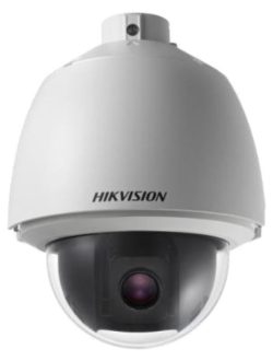 Eine Überwachungskamera von Hikvision mit einer kuppelförmigen Abdeckung und einer sichtbar eingebauten Linse.