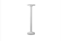 Weiße, freistehende Lampe mit zylindrischem Ständer und rundem Lampenschirm, minimalistisch gestaltet.