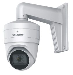 Eine weiße Überwachungskamera der Marke Hikvision, montiert an einer Wandhalterung.