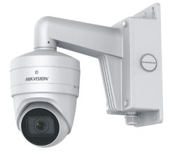 Eine weiße Überwachungskamera von Hikvision, an einer Wandhalterung befestigt.