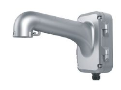 Silberne Wandhalterung für eine Sicherheitskamera, mit einem abgerundeten, ausladenden Arm und Verschraubungen an den Ecken.