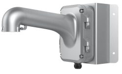 Silberne Wandhalterung mit einem abgewinkelten Arm, geeignet zur Befestigung von Geräten oder Kameras an einer Wand, mit mehreren Befestigungsbohrungen und Schrauben sichtbar.