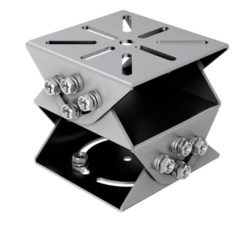 Ein silbernes, metallisches Verbindungselement mit mehreren Schraubverbindungen und quadratischen, perforierten Platten oben und unten, geeignet für industrielle oder bautechnische Anwendungen.