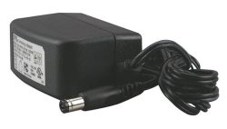 Ein schwarzes Netzteil mit einem angebrachten Kabel und einem zylindrischen Stecker, das für die Stromversorgung von elektronischen Geräten verwendet wird.