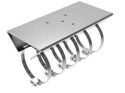 Metallisches Wandmontage-Set mit mehreren Haltebügeln, geeignet für die Befestigung von Rohren oder Kabeln, in einer silberfarbenen Ausführung.