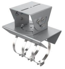 Metallische Halterung mit drei Befestigungsbändern und einer Plattform mit mehreren Schrauben und Schlitzen, möglicherweise für die Montage von Geräten.