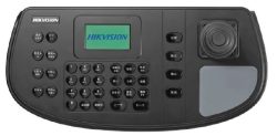 Ein schwarzes Bedienfeld der Marke Hikvision mit einem kleinen Display, zahlreichen Tasten mit chinesischer Beschriftung und einem Joystick rechts.