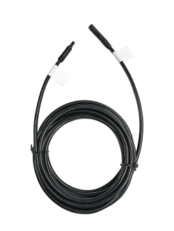 Ein schwarzes elektrisches Kabel, ordentlich aufgerollt, mit zwei Steckern an den Enden, die jeweils mit einem kleinen weißen Etikett versehen sind.