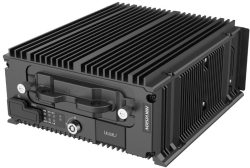 Ein robustes elektronisches Gerät von Hikvision mit schwarzen Kühlrippen für die Wärmeableitung und mehreren Anschlussmöglichkeiten auf der Vorderseite.