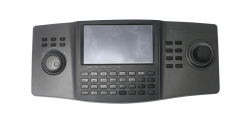 Ein Kontrollkonsolen-Panel mit Display, mehreren Tasten und zwei Joysticks auf jeder Seite.