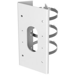 Eine weiße, rechteckige Metallhalterung mit zwei einstellbaren Befestigungsbändern zum Montieren an einen Mast.
