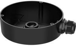 Eine schwarze, runde Montagebox mit mehreren Öffnungen und einer Kabelverschraubung an der Seite.