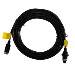 Ein schwarzes Kabel mit gelben Markierungen an den Steckverbindern an beiden Enden, aufgerollt und mit einem Kabelbinder gesichert.