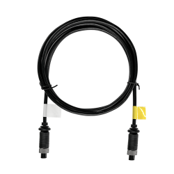 Ein schwarzes, rund aufgerolltes Kabel mit Steckverbindern an beiden Enden, versehen mit einem weißen und einem gelben Kennzeichnungsetikett.
