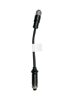 Ein schwarzes Elektrokabel mit zwei Steckverbindern an den Enden, verbunden durch ein kurzes, gebogenes Kabelstück und gesichert durch ein weißes Etikett in der Mitte.