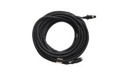 Ein langes, aufgerolltes schwarzes Kabel mit glatter, gerillter Oberfläche und Steckern an beiden Enden.
