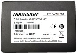 Eine schwarze SSD mit einem weißen Etikett, das die Marke "Hikvision" und die Spezifikationen "2TB SATAIII SSD" zeigt. Auf dem Etikett befinden sich Modellnummer AE-MW3SS3(2.5/2T), Seriennummer 123456789, der Energiebedarf von 5V—1A, sowie der Hinweis "Made in China". Das Etikett zeigt auch CE- und recyclingbezogene Symbole sowie die Adresse des Herstellers in Hangzhou, China.