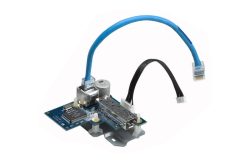Elektronische Schaltung mit blauer RJ45-Netzwerkbuchse und blauer Leitung auf weißem Hintergrund.