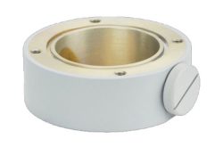 Ein zylindrisches Metallteil mit Schraube und vier sichtbaren Schraubenlöchern auf der Oberfläche.