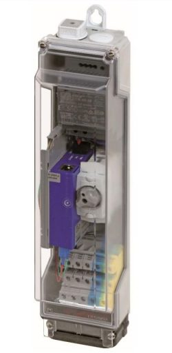 Durchsichtige Plastikabdeckung eines elektrischen Steuergeräts mit sichtbaren Komponenten im Inneren, darunter ein violettes Bauteil und mehrere farbige Drähte.