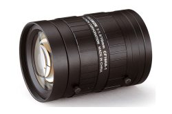 Ein schwarzes Kameraobjektiv mit der Aufschrift „Fujinon 1:1.4/16mm CF16HA-1“ und „Made in China“.