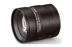 Eine schwarze Fujinon CF50HA-1 Kameraobjektiv mit der Aufschrift "1:1,8/50mm" und "Made in China".