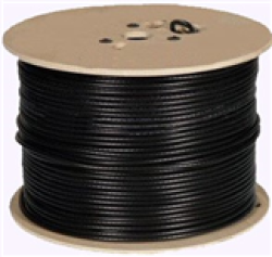 Eine große Rolle mit schwarzem Kabel aufgewickelt, auf einer runden Spule aus braunem Material platziert.