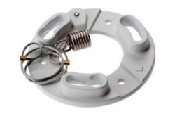 Weißes Kunststoff-Bauteil mit metallischer Feder und Drahtseil.