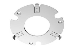 Ein rundes Metallbauteil mit zentraler Öffnung und mehreren Aussparungen am Rand, möglicherweise eine Halterung oder Befestigungsplatte.