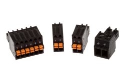 Vier schwarze elektrische Steckverbinder mit orangefarbenen Hebeln, nummeriert bzw. mit Buchstaben A und B gekennzeichnet.