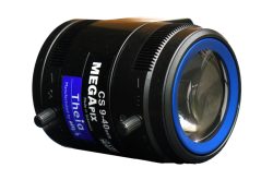 Ein schwarzes Kameraobjektiv mit einem blauen Ring, auf dem Etikett steht "MegaPix CS 9-40mm" und "hergestellt von Theia".