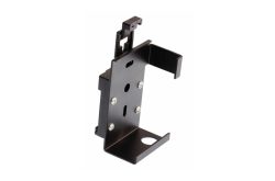 Ein schwarzes, metallisches Halterungs- oder Befestigungselement mit Schraubenlöchern und einem oberen Clipmechanismus.