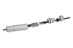 Ein in Einzelteile zerlegter wasserdichter Ethernet-Stecker mit Kunststoffgehäuse und Metallverbindungselementen.