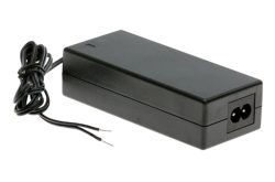 Ein schwarzes Netzteil mit einem zweiadrigen Kabel.